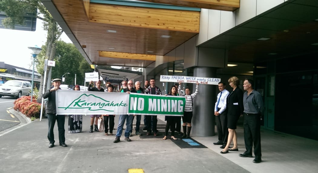 The rally meets members from Waikato Regional Council.