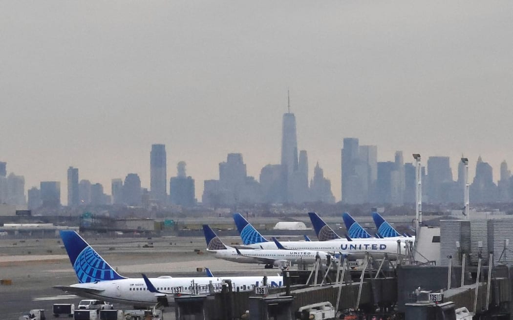 A United Airlines planes at Newark International Airport, in Newark, New Jersey, on January 11 2023. - The US Federal Aviation Authority  said Wednesday that normal flight operations "are resuming gradually" across the country following an overnight systems outage that grounded departures. (Photo by Kena Betancur / AFP)