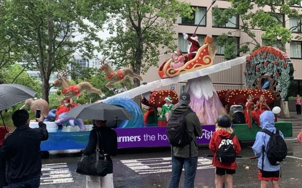 Auckland Santa parade goes ahead despite rain