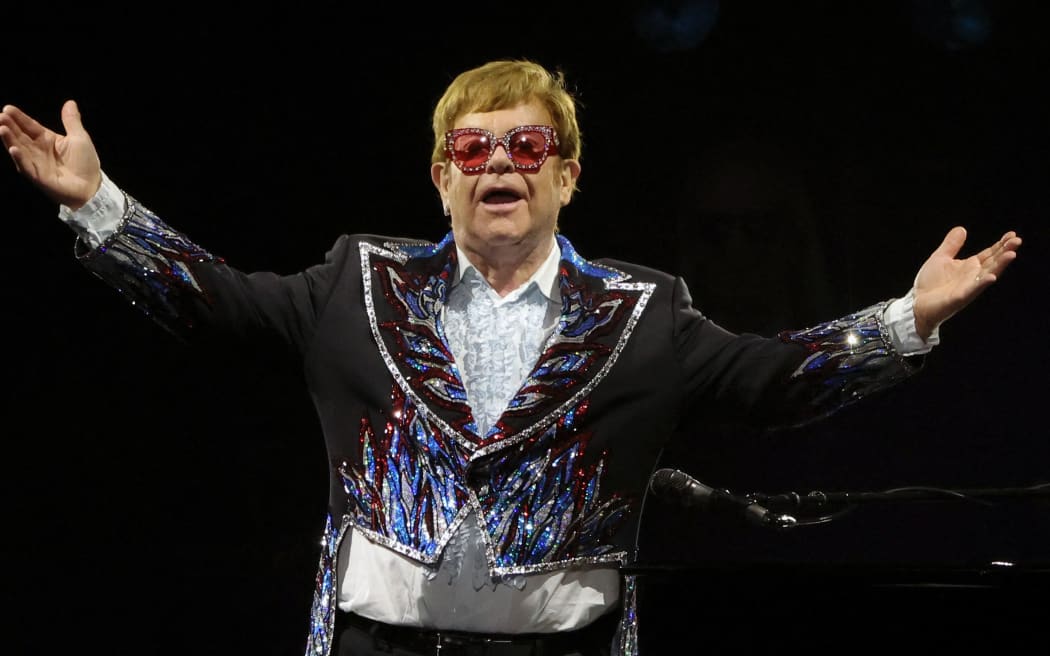 LAS VEGAS, NEVADA - NOVEMBER 01: Recording artist Sir Elton John gestures to the audience after performing the song "Tiny Dancer" during a stop of the Farewell Yellow Brick Road: The Final Tour at Allegiant Stadium on November 01, 2022 in Las Vegas, Nevada.   Ethan Miller/Getty Images/AFP (Photo by Ethan Miller / GETTY IMAGES NORTH AMERICA / Getty Images via AFP)