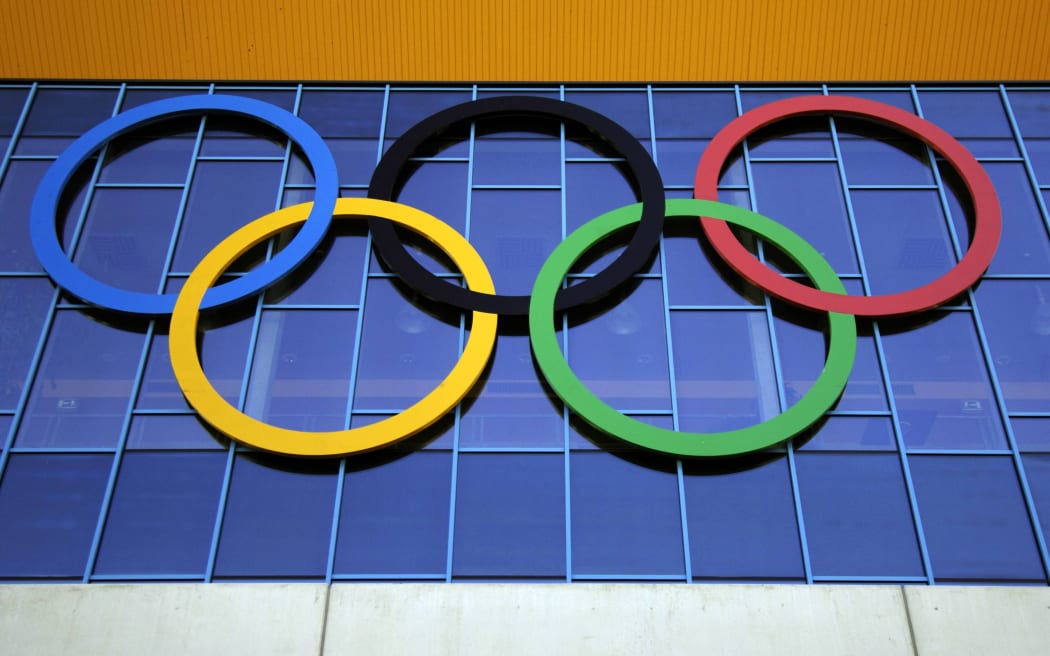 11.10.2006  
Olympiaringe an einer Glasfassade; Vdig, quer, Freisteller, Fassade, Glas, olympische Ringe Vorschau 2006, Olympische Spiele Peking 2008, Vancouver 2010, Winter, Winterspiele, Sommerspiele Innsbruck OS Sommer Herren Mannschaft Einzelbild Randmotiv Objekte
