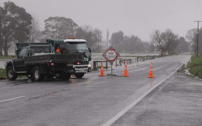 SH60 closed off north of Tākaka. Shortly up the road is the bridge across the Tākaka River to Collingwood.