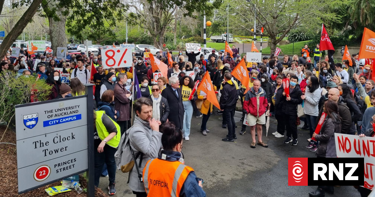Thousands of university staff members strike for better pay | RNZ