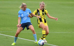 Sydney FC Remy Siemsen and Phoenix Alyssa Whinham.