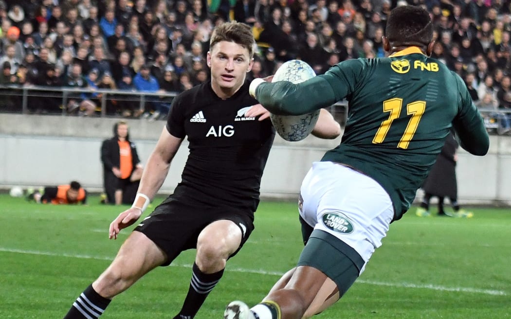 Winger Aphiwe Dyantyi crosses for South Africa's first try