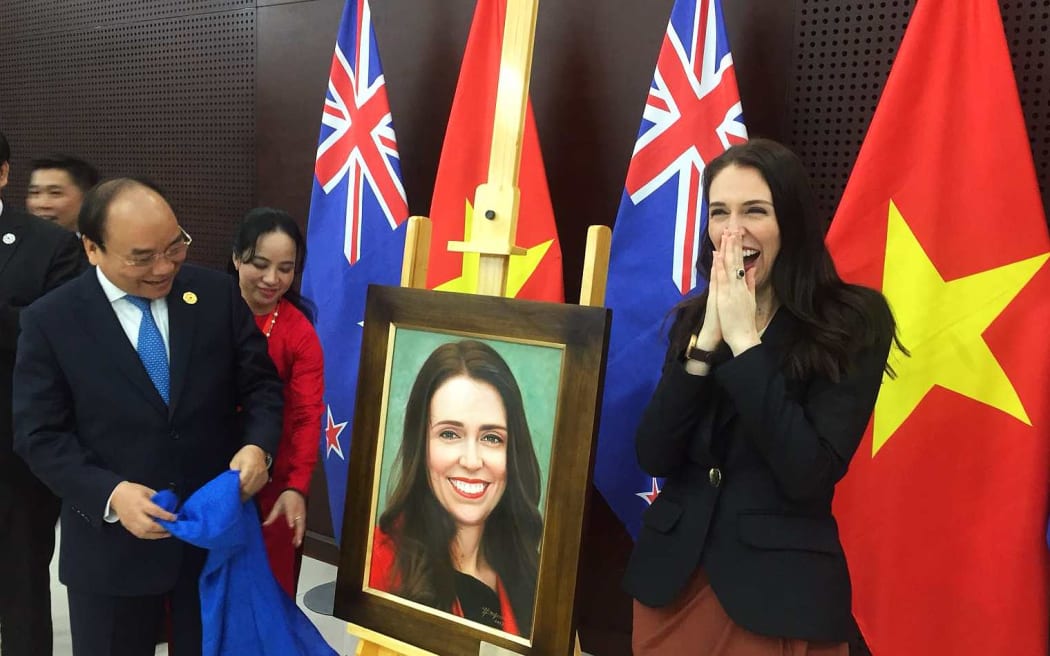 Vietnam's PM, Nguyen Xuan Phuc, presents Jacinda Ardern with a personal portrait