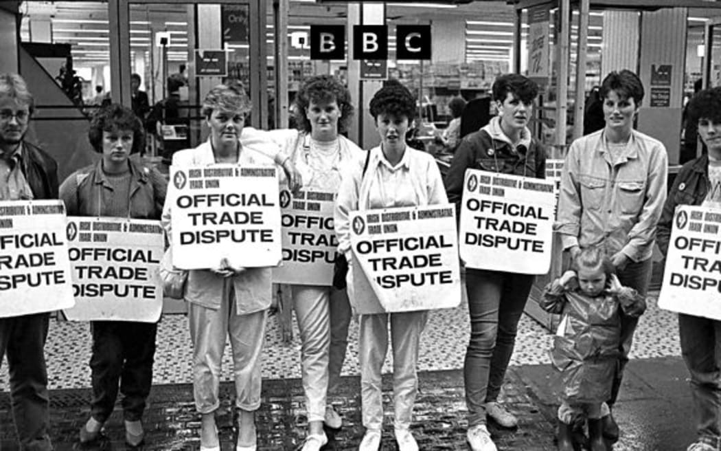 Strikers outside Dunnes store in Dublin in 1985.