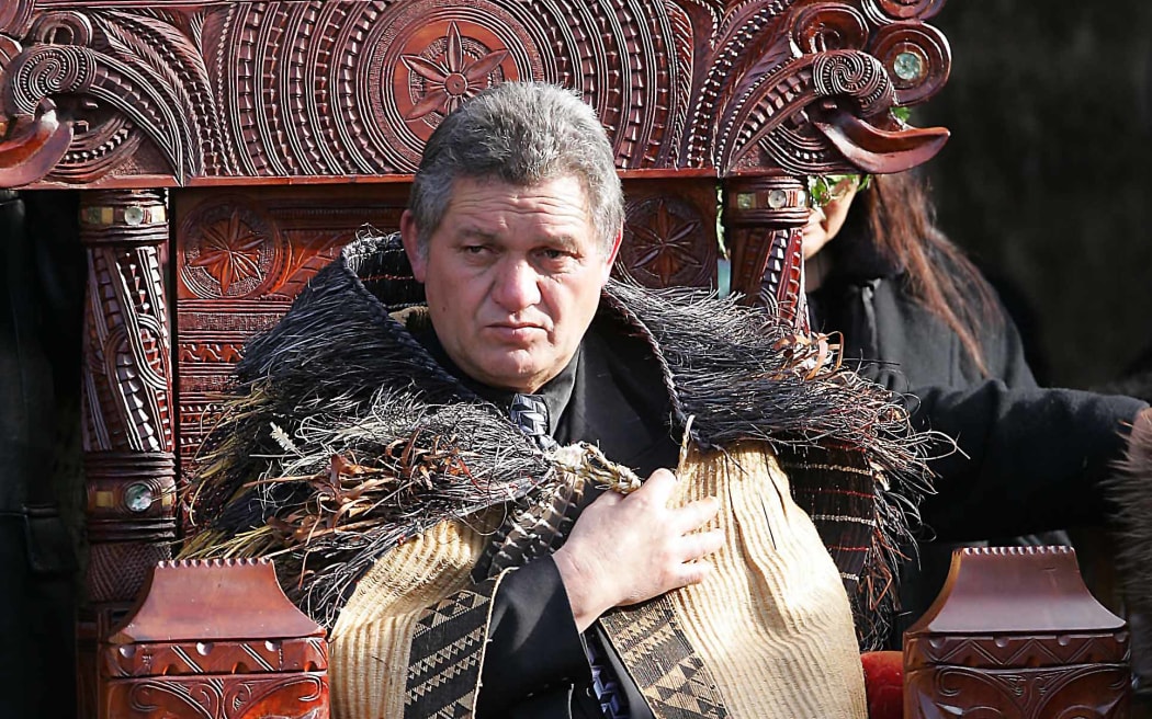 New Maori King Tuheitia Paki, 51 sits on the carved wooden throne during his coronation ceremony at Turangawaewae in Ngaruawahia, south of Auckland, 21 August 2006.  New Zealand's indigenous Maori announced a new monarch 21 August during the funeral of Te Arikinui Dame Te Atairangikaahu, who died last week after a 40-year reign.    AFP PHOTO/Peter Drury/POOL (Photo by PETER DRURY / POOL / AFP)