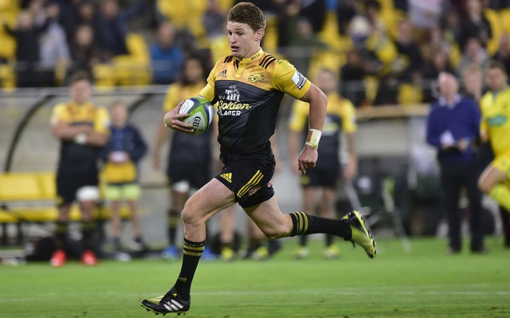 Beauden Barrett runs in the Hurricanes' 5th try.