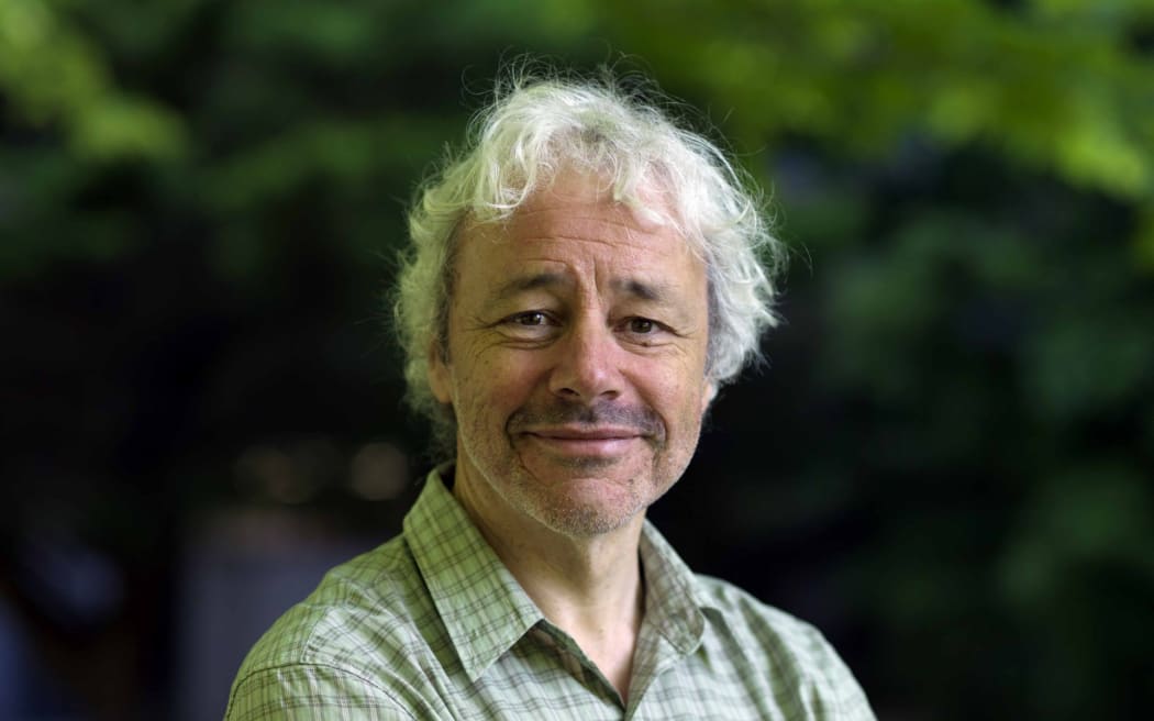 Robert McLachlan is a Distinguished Professor in the College of Sciences at the University of Massey.