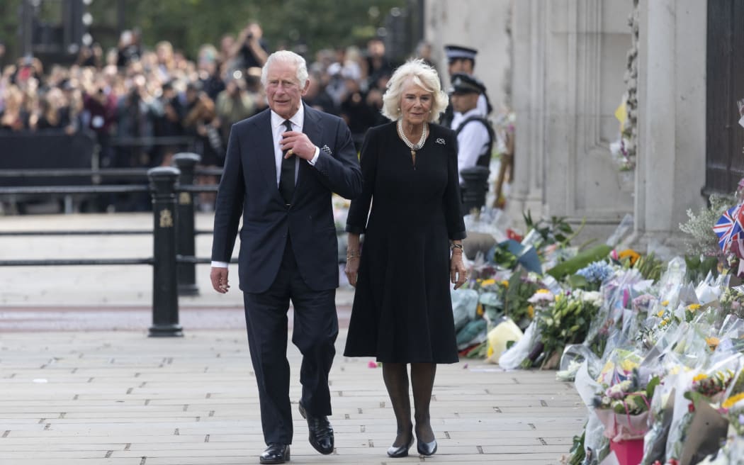 LONDON, UNITED KINGDOM - September 09: King Charles III and The Duchess of Cornwall Camilla, Queen consort of the United Kingdom view flowers and messages outside Buckingham Palace after Queen Elizabeth died in London, United Kingdom on September 09 , 2022. Stringer / Anadolu Agency (Photo by STRINGER / ANADOLU AGENCY / Anadolu Agency via AFP)