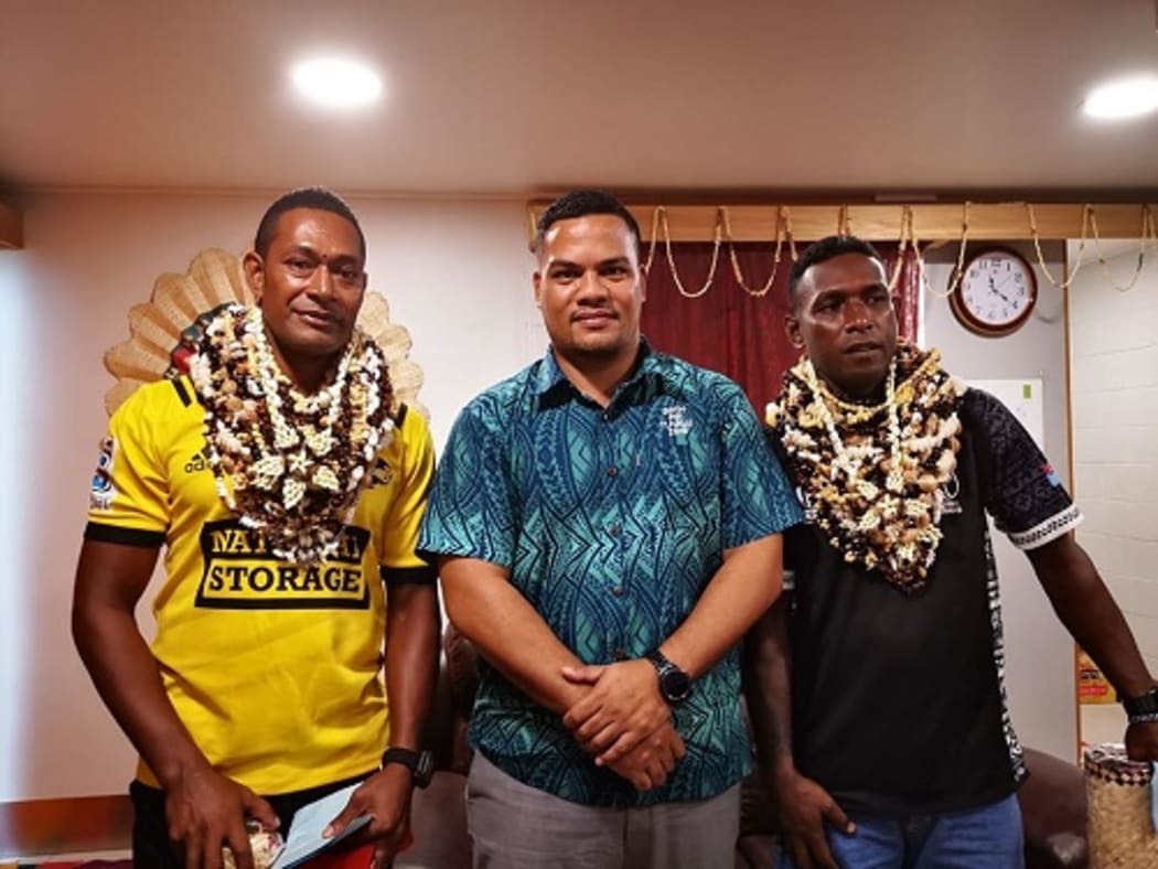 Epeli Kamikamica, Samuela Dolesau either side of Tuvalu justice Minister Simon Kofe