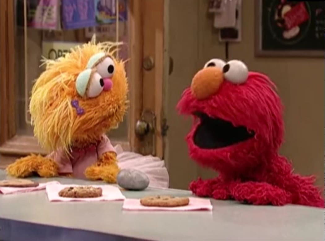 Elmo argues with Zoe about Rocco the pet rock