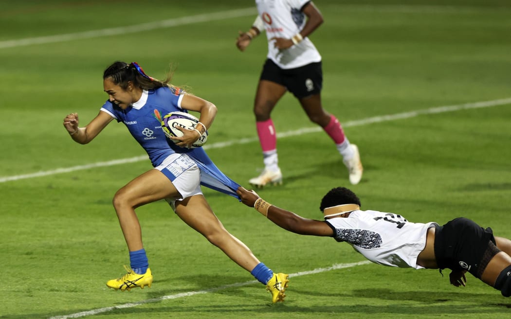 DUBAI, UNITED ARAB EMIRATES - OCTOBER 05: Karla Wright-Akeli of Samoa breaks clear from the tackle of Aviame Veidreyaki of Fiji to score a try during the WXV 3 2024 match between Fiji and Samoa at The Sevens 2 Stadium on October 05, 2024 in Dubai, United Arab Emirates. (Photo by Christopher Pike - World Rugby/World Rugby via Getty Images)