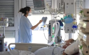 A medical staff takes care of a non-Covid-19 patient in the intensive care unit of the Emile Muller hospital in Mulhouse, eastern France, on July 23, 2021. (Photo by SEBASTIEN BOZON / AFP)