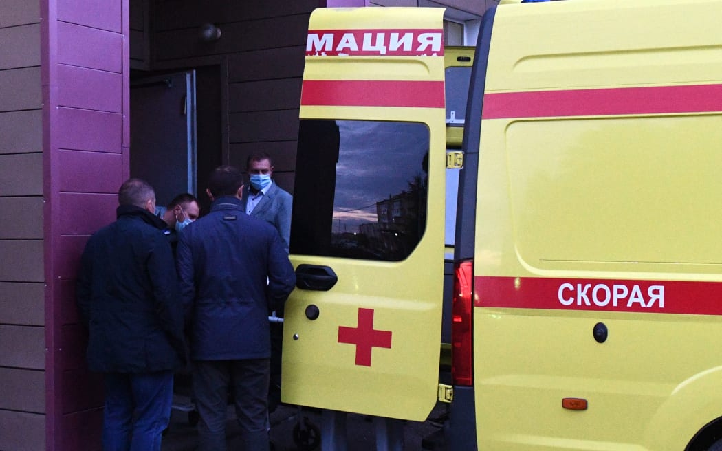 6313302 22.08.2020 Medical workers carry Russian opposition figure Alexey Navalny on a stretcher into an ambulance on their way to an airport before his medical evacuation to Germany for treatment of a suspected poisoning, in Omsk, Russia. Alexandr Kryazhev / Sputnik