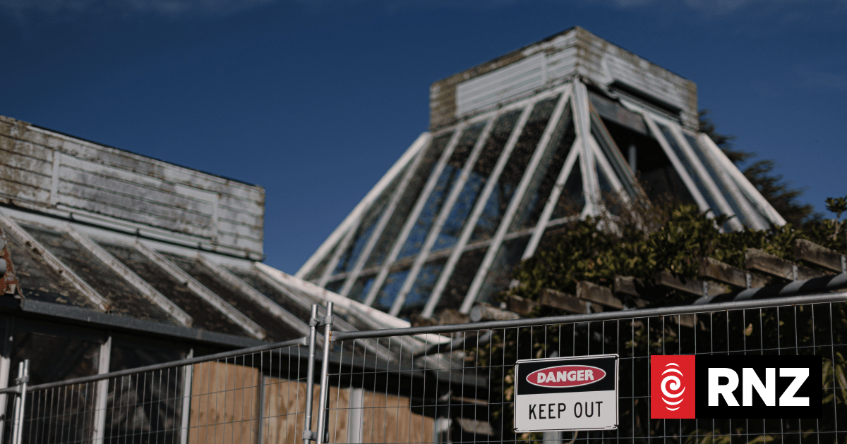 Plan to save closed Lower Hutt conservatory falls through