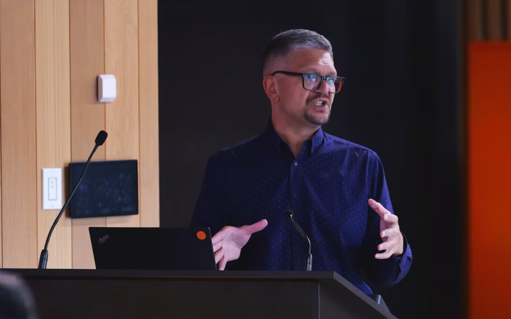 Whakaata Māori Kaihautū / Chief Executive Shane Taurima speaking to kaihoe / staff this morning. Photo / David Schaaf