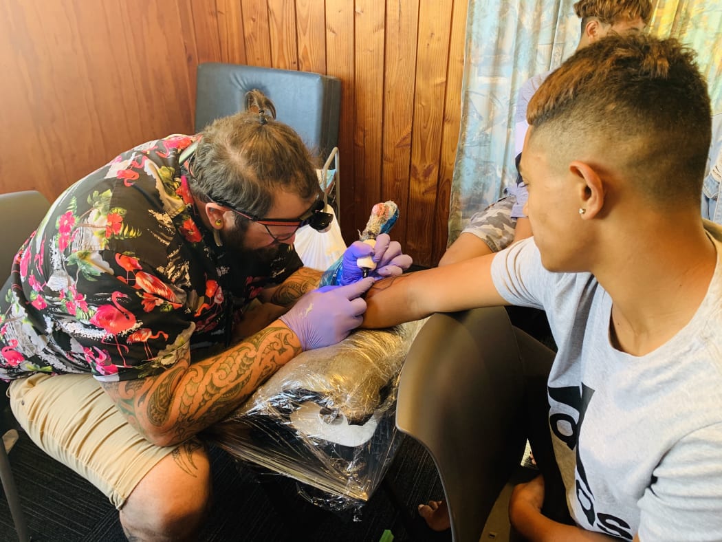 Julious Mora, taa moko artist, Whareroa marae.