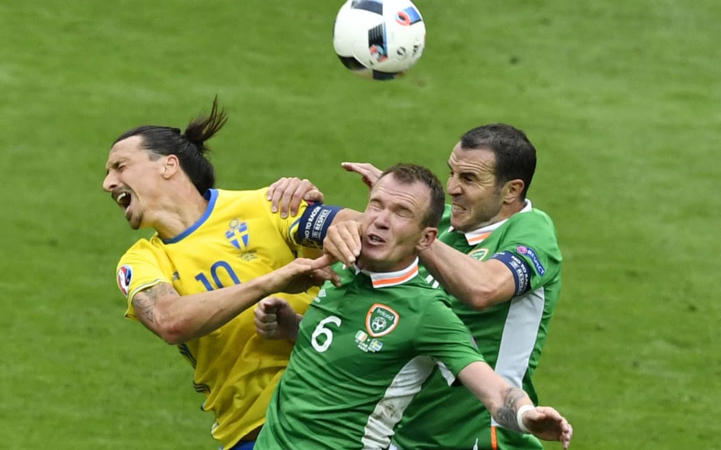 Sweden forward Zlatan Ibrahimovic (L) and Ireland's Glenn Whelan (C) and John O'Shea (R) compete for the ball during their Euro 2016 group E match at the Stade de France stadium, June 13, 2016 PHILIPPE LOPEZ / AFP