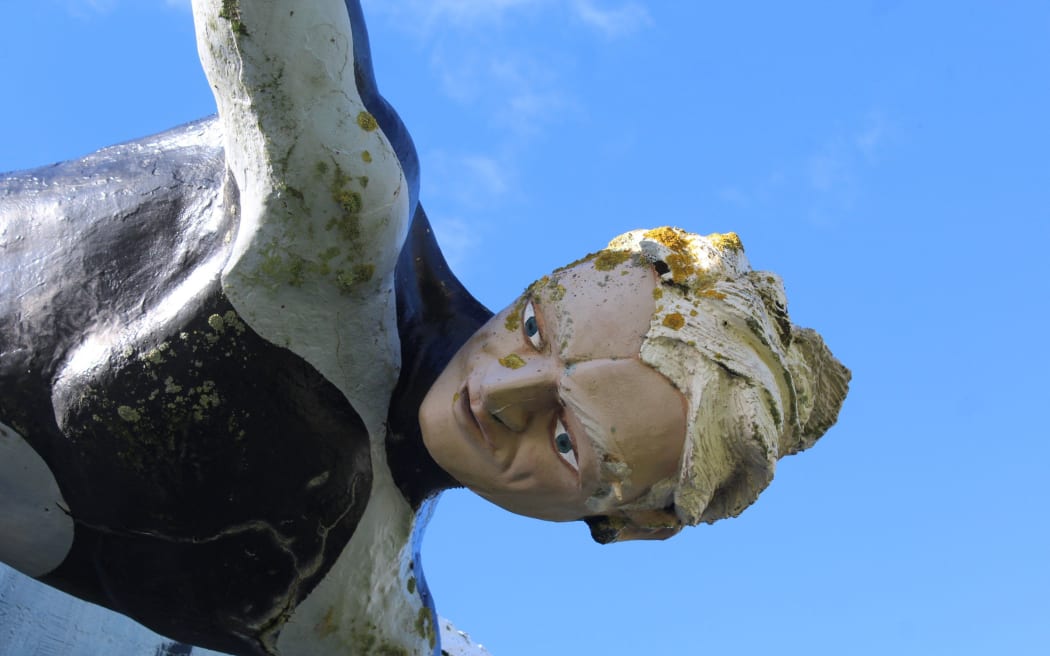 The statue is located about 50km from Invercargill.