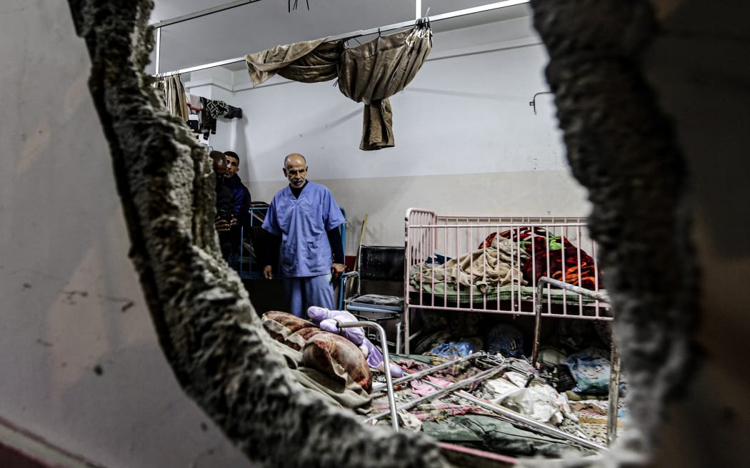 Gaza's Nasser hospital: Fears for patients as Israeli raid continues
