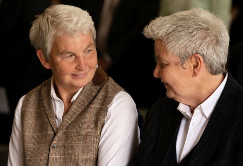 'Goodbye to a beautiful twin' - Dame Jools Topp farewelled by her ...