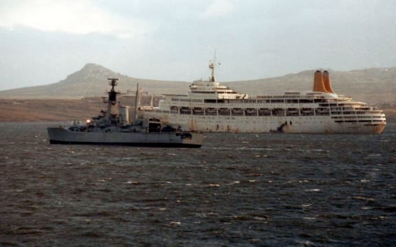 SS Canberra & HMS Andromeda Falklands 1982