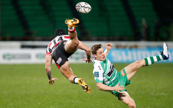 Jared Page (L) and Brett Cameron clash in the air.
Manawatu v Counties Manukau, Bunnings NPC rugby union, Central Energy Trust Arena, Palmerston North,