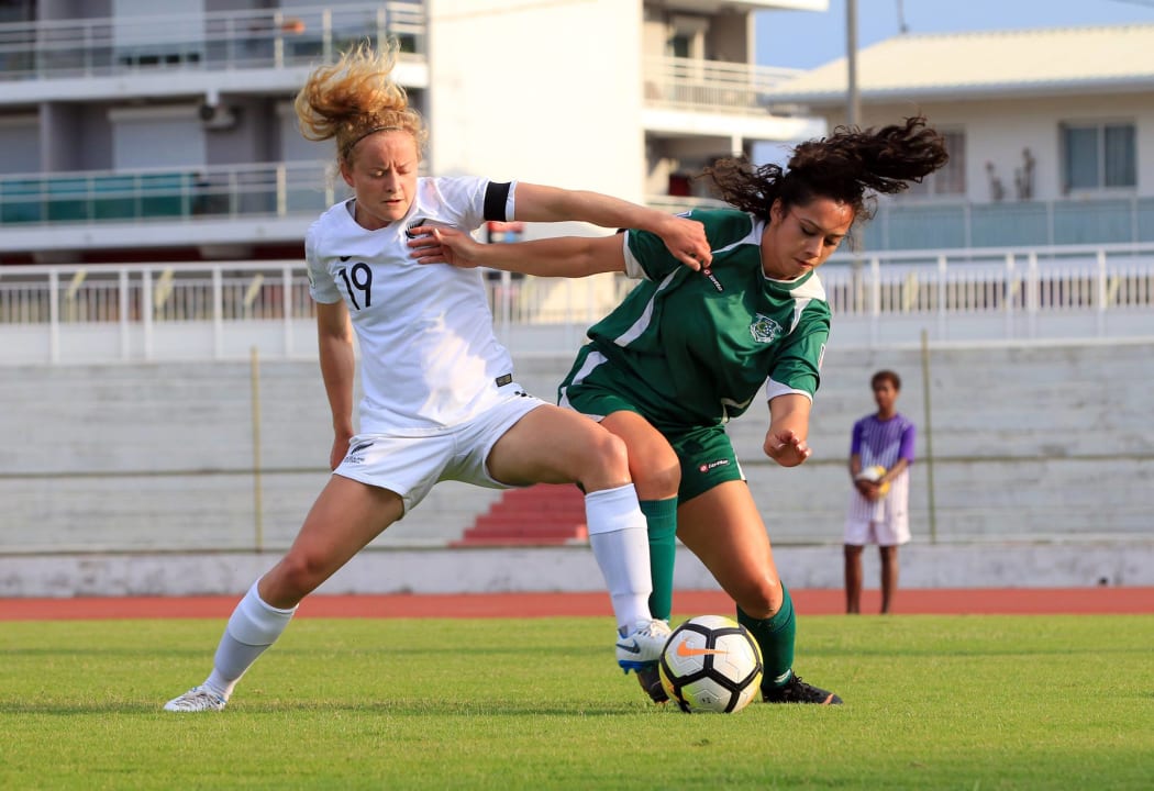 New Zealand's Paige Satchell and Cook Islands' Lee Maoate-Cox battle for possession.
