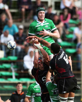 Manu Samoa lock Filo Paulo (5) will play for Manawatu in 2020 (seen here swatting the ball away from a Turbos rival in 2009).