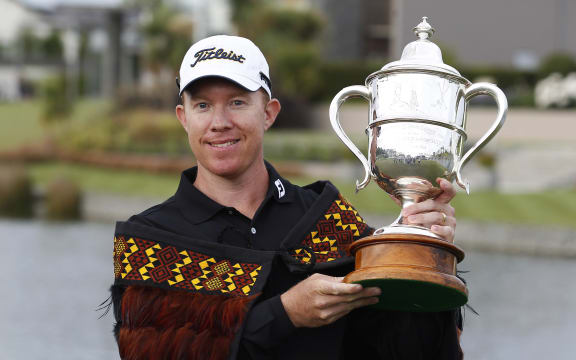 Brad Kennedy, the 2011 winner of the NZ Golf Open, wearing the original korowai lent to NZ Golf.