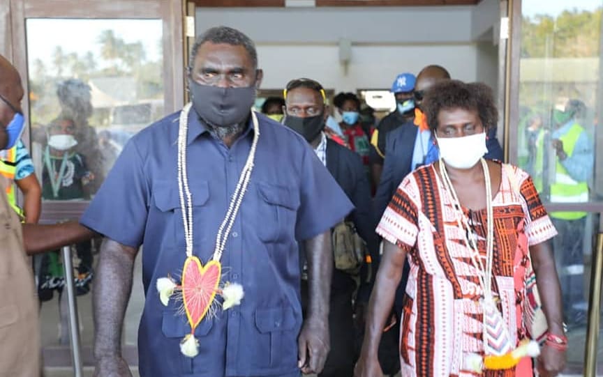 Bougainville President Ishmael Toroama arrives with his delegation for talks with Papua New Guinea's government in Kokopo, East New Britain, 16 May 2021.