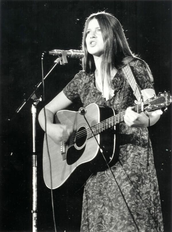 Shona Laing performing in 1974.