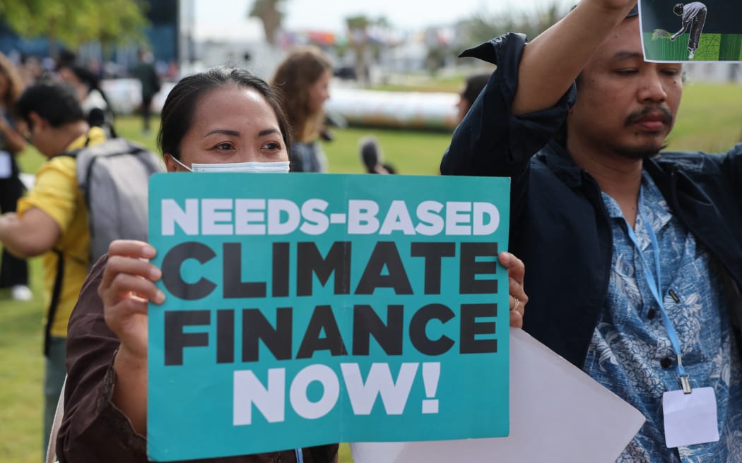 Działacze klimatyczni protestują przed Międzynarodowym Centrum Kongresowym w Szarm el-Szejk podczas konferencji klimatycznej COP27 w egipskim kurorcie nad Morzem Czerwonym o tej samej nazwie, 17 listopada 2022 r.