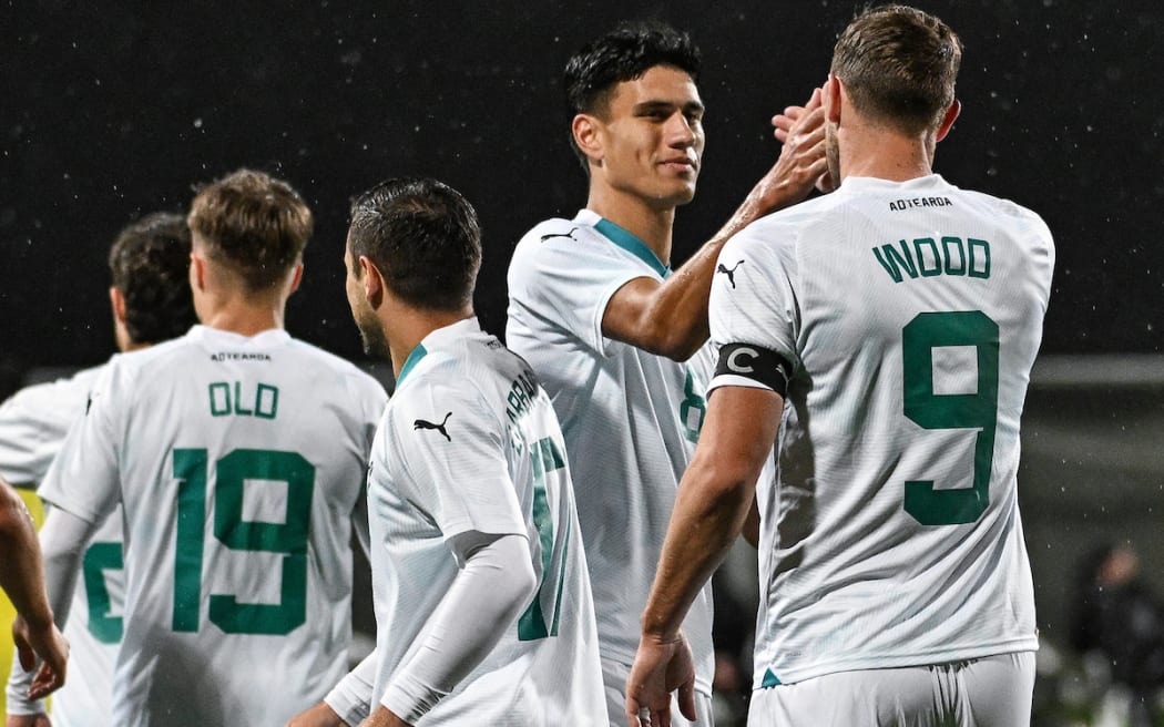 Chris Wood of New Zealand celebrates his goal with Marko Stamenić.