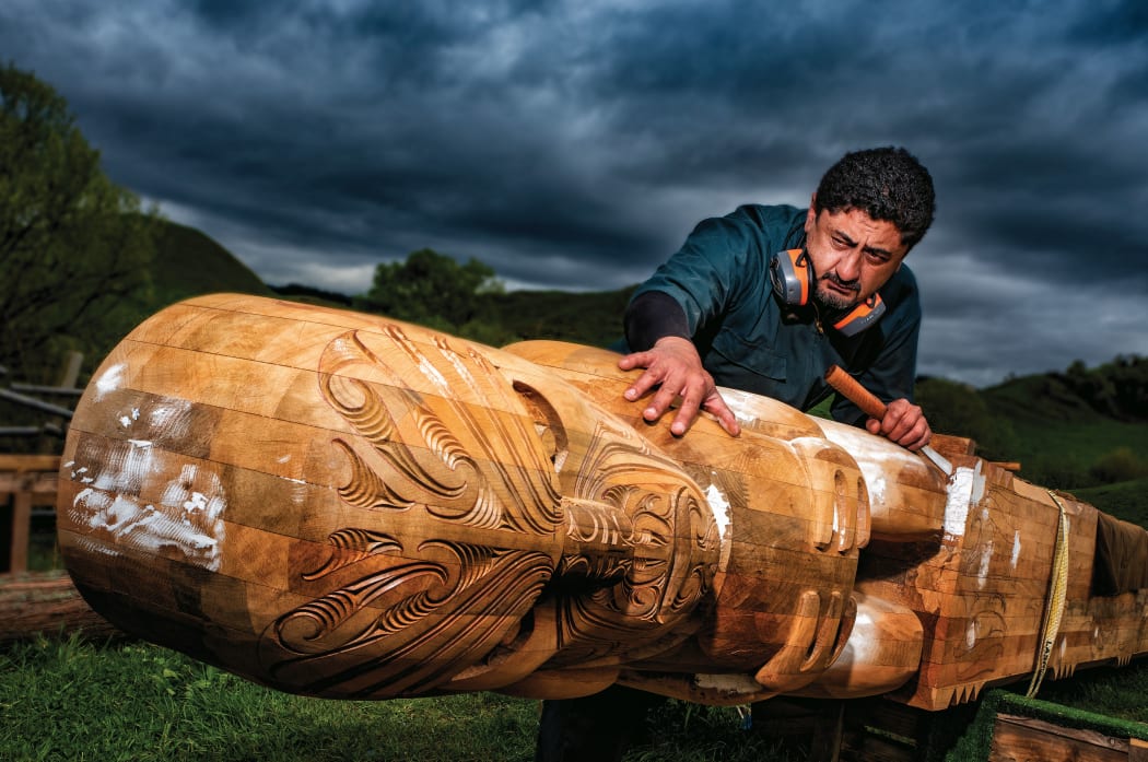 Kereama Hohua carefully shapes the new Toi Kai Rākau pouwhenua to be placed at Kohi Point. The pouwhenua is made of native kauri.