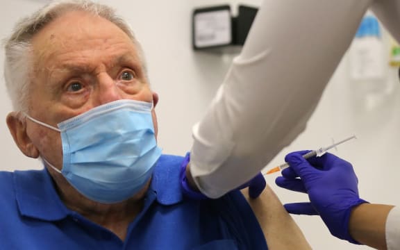 John Healy, a resident of the Wesley Taylor aged care facility, becomes the second person in Australia to receive a dose of the Pfizer/BioNTech Covid-19 vaccine at the Castle Hill Medical Centre in Sydney on February 21, 2021. (Photo by STEVEN SAPHORE / AFP)