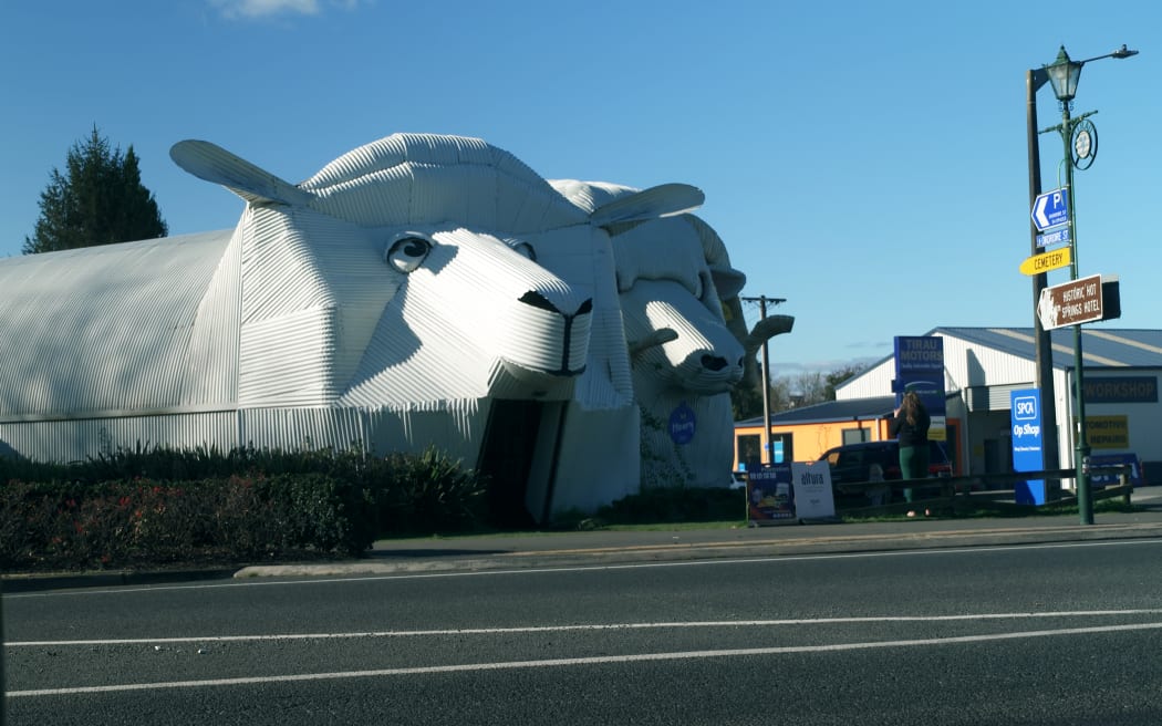 Tīrau is known for its landmark corrugated iron buildings and signs, which are favourites for travellers to take photos with.