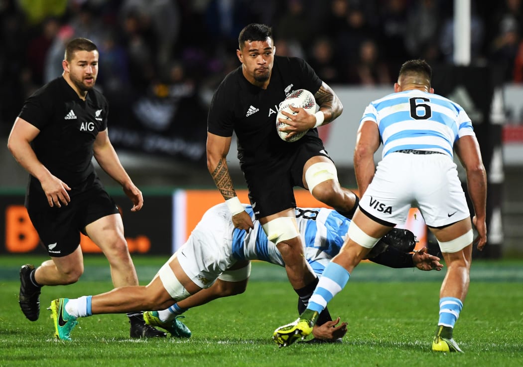 Vaea Fifita on the charge.