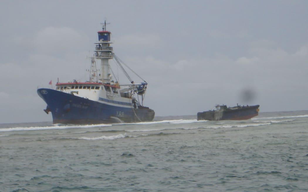 The Taiwan purse seiner Fong Seong 666 had been stuck since May 12 on a reef in Majuro Atoll, Marshall Islands.