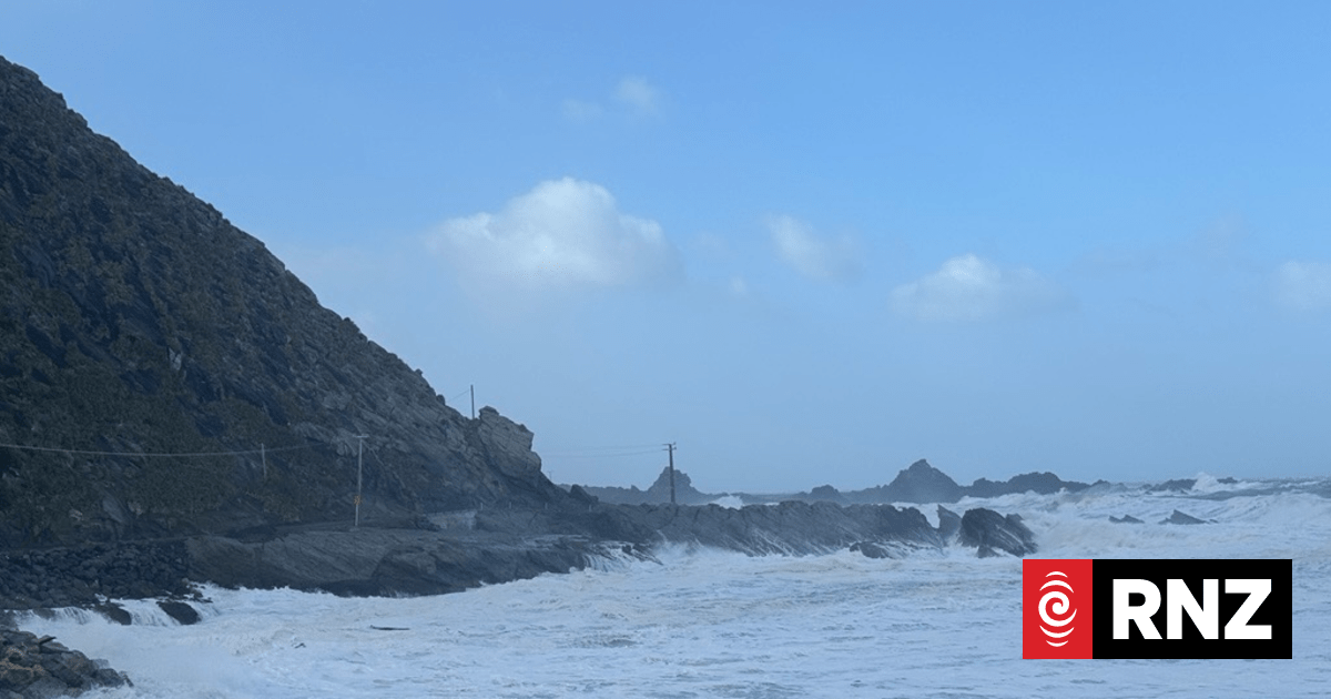 'Massive' waves on Wairarapa coast, wind gusts of 