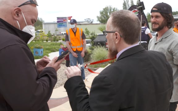 Shane Chafin, from a far right media platform that spouts conspiracy theories, disrupted Prime Minister Jacinda Ardern's media conference.