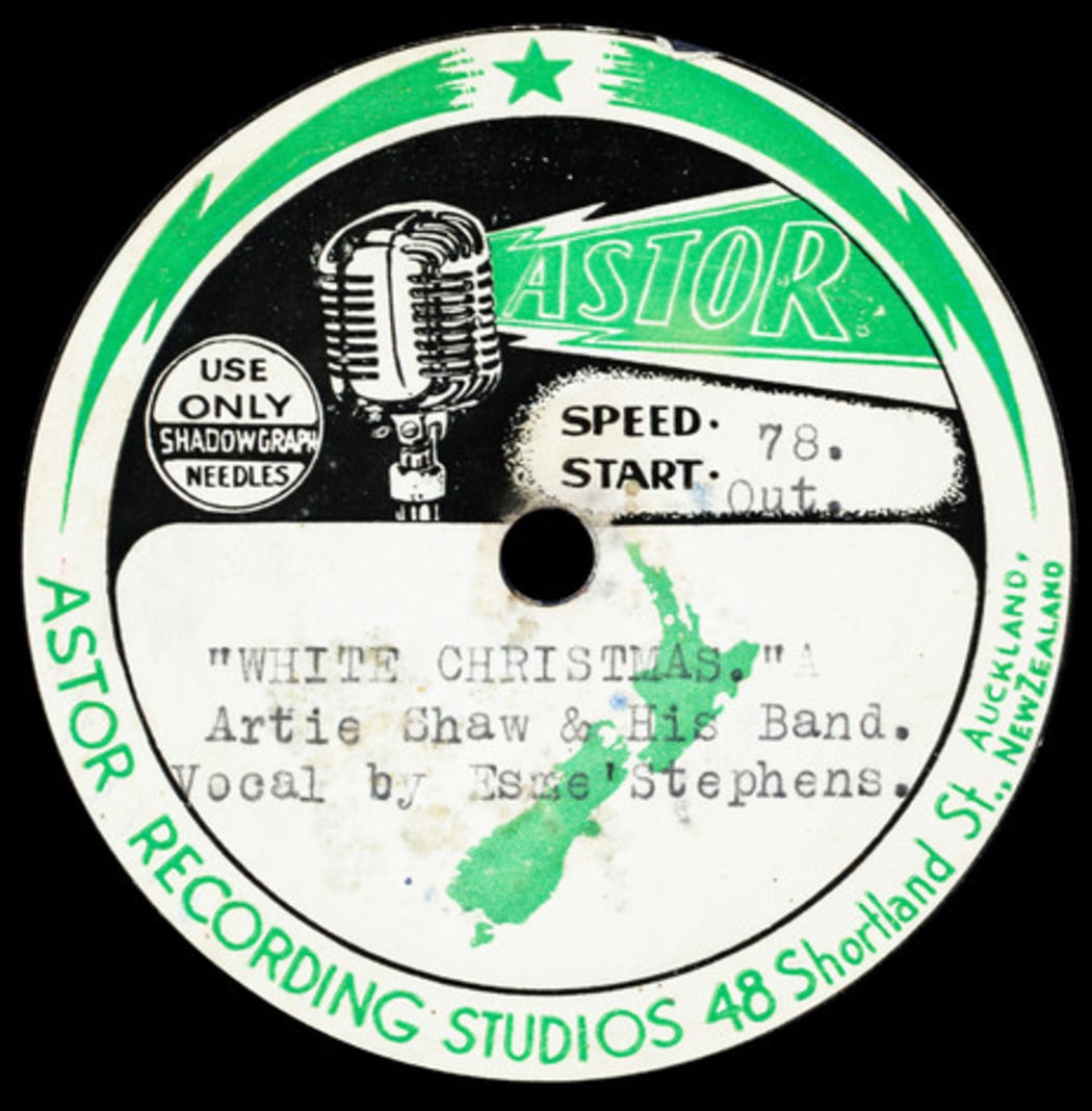Esme Stephens with Artie Shaw's Band - 'White Christmas' (1943)