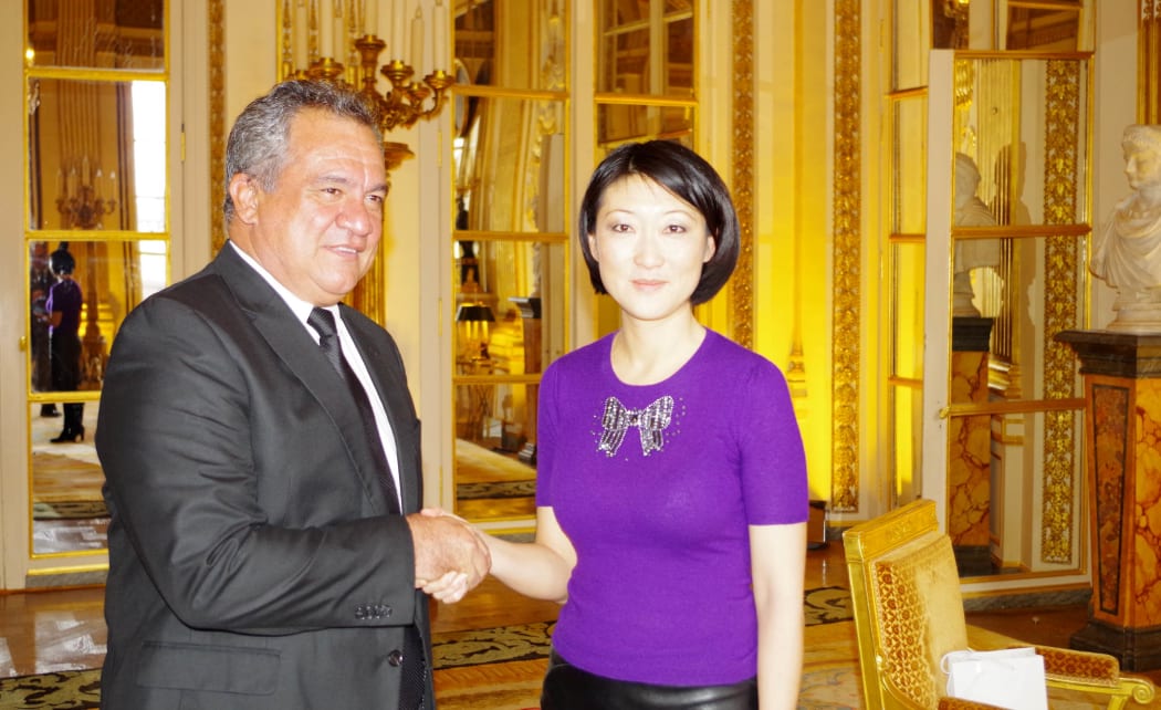 French Polynesia's culture minister, Heremoana Maamaatuiahutapu meets the  French culture minister Fleur Pellerin to finalise UNESCO application