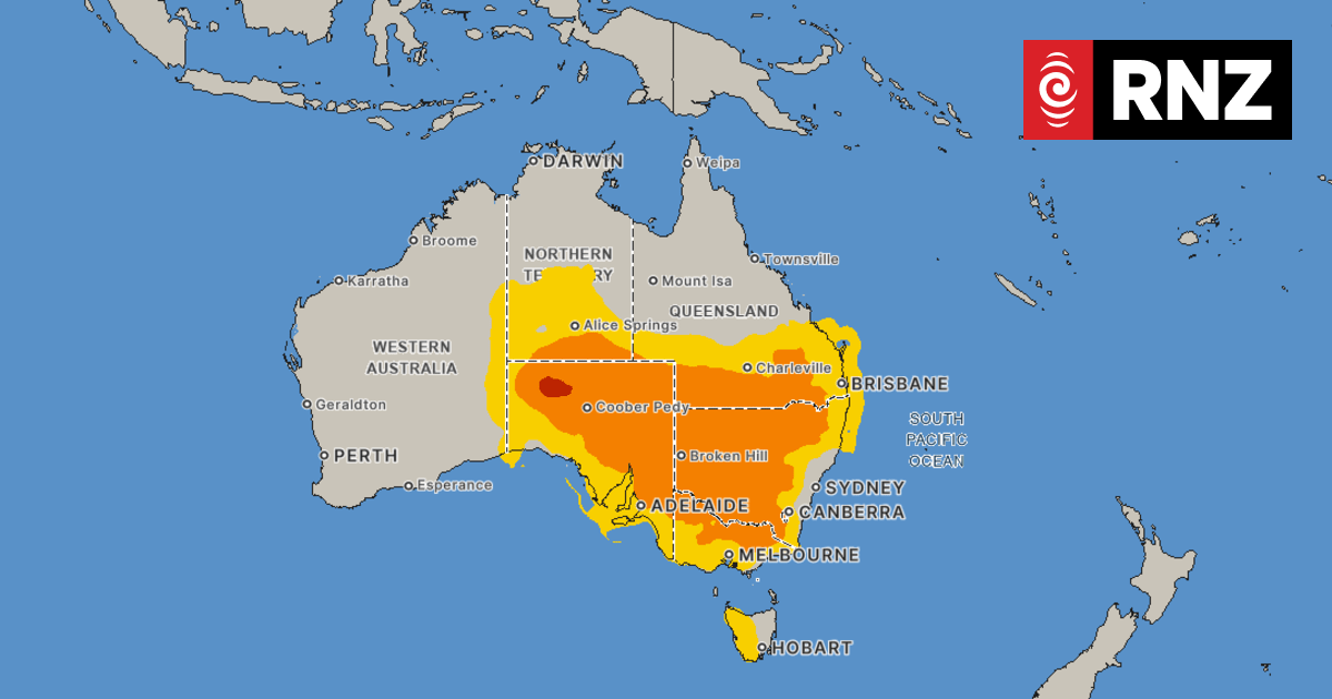 Towns evacuated as Australian heatwave fans bushfires