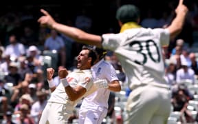 Australia's Mitchell Starc (C) celebrates dismissing England batsman Jofra Archer as Australia's captain Pat Cummins (R) reacts on the final day of the third Ashes cricket Test match between Australia and England at the Adelaide Oval in Adelaide on December 21, 2025. (Photo by William WEST / AFP) / --IMAGE RESTRICTED TO EDITORIAL USE - STRICTLY NO COMMERCIAL USE--
