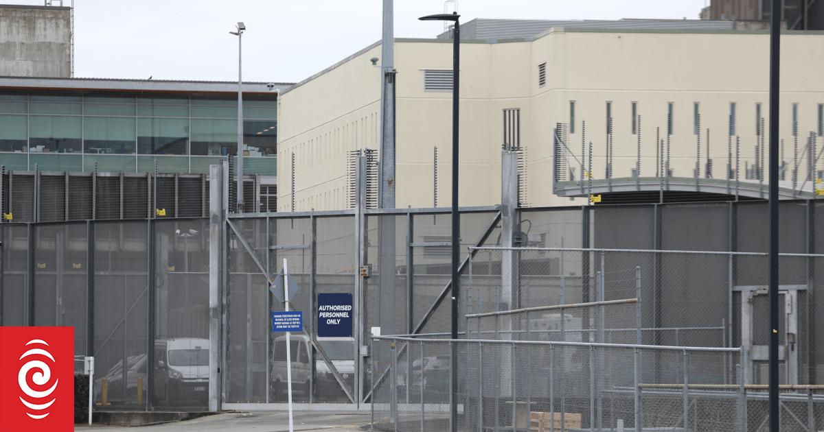 Twenty asylum seekers detained in prisons since report called for practice to end
