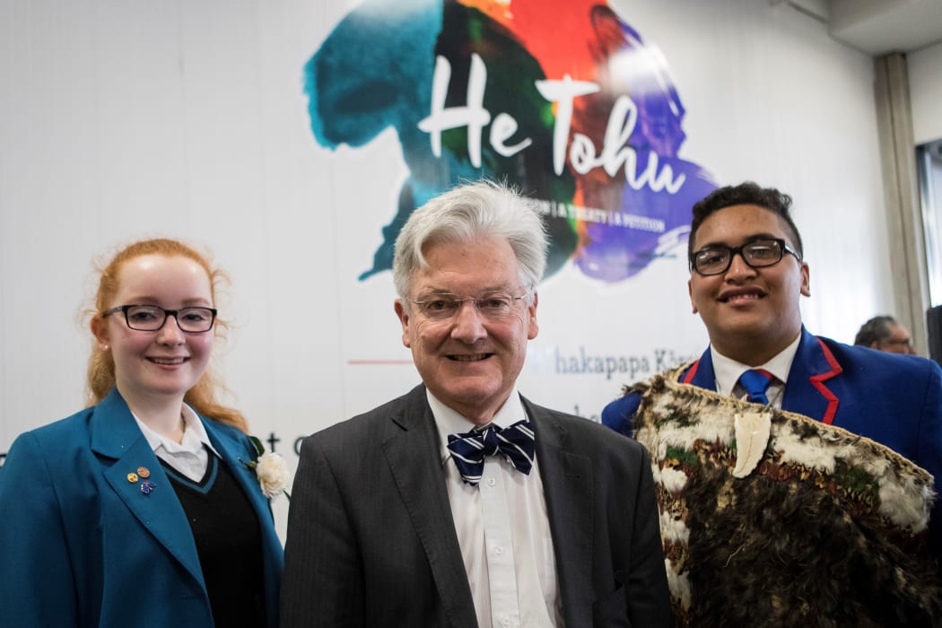 Minister of Internal Affairs Peter Dunne with students Ella Thorpe and Haupuru Makoare, who unveiled the new name of the exhibition space, He Tohu.