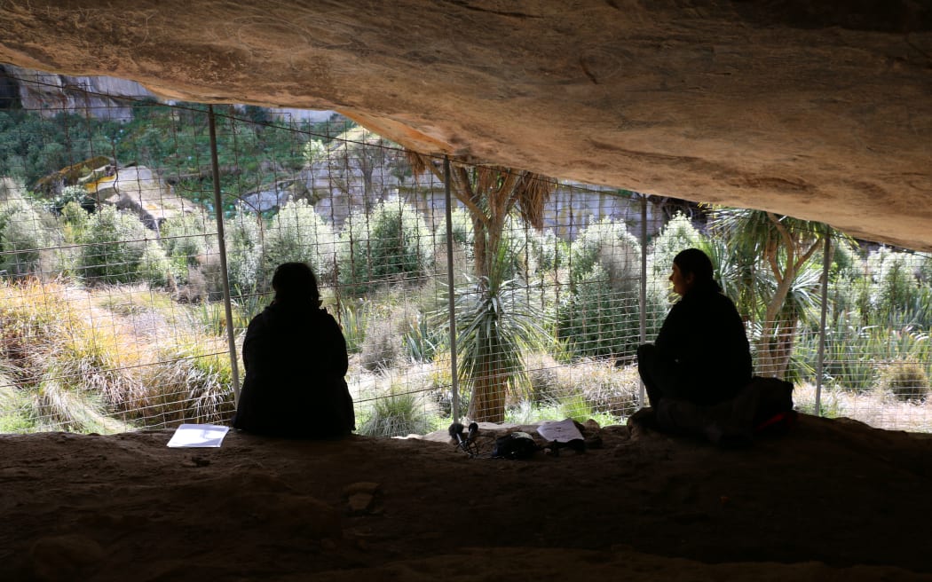 Rachel Soloman and Amanda Symon rest under the Ōpihi Taniwha